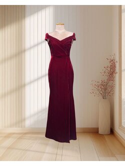 (PRE-LOVED) ราตรียาวสีแดง กำมะหยี่ ปาดไหลเข้ารูป ไซส์ M