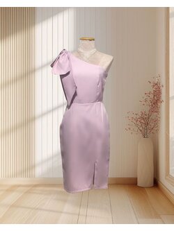 (PRE-LOVED) ราตรีสั้นสีชมพู บ่าเฉียง ไหล่โบว์ ผ้ามอสเครปหนา ไซส์ S