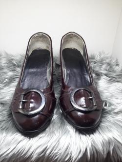 รองเท้าสีน้ำตาล