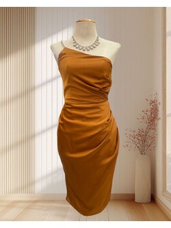 ราตรีสั้นสีน้ำตาลทอง บ่าเฉียง แต่งสายเพรชวิบวับ หรูหราสุด ๆ ไซส์ S