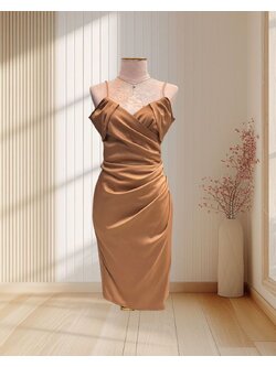 ราตรีสั้นสีน้ำตาลผ้าเครปซาตินสายเดี่ยวปิดแขนจับจีบสะโพก S