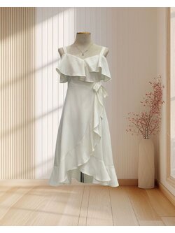 (PRE-LOVED) ราตรีสั้นสีขาว สายเดี่ยวใหญ่ แต่งระบายชายกระโปรง ผูกโบว์ที่เอว ไซส์ S