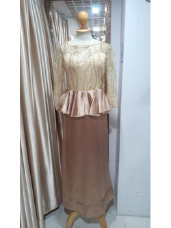 ชุดราตรียาวสีทองเสื้อกลิตเตอร์เอวระบายกระโปรงนู้ด 2XL มือ2