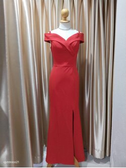 (PRE-LOVED) ชุดราตรียาวสีแดงปาดไหล่ S
