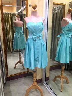 ราตรีสั้นสายเดี่ยวอกจีบเอวโบว์+เข็มกลัดสีเขียวมิ้นท์(ฟรีไซส์)