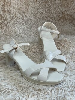 รองเท้าส้นสูง สีครีม ส้นหนา ไซส์ 41