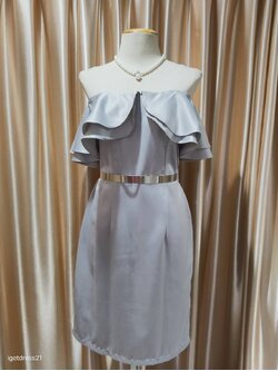 (PRE-LOVED) ชุดราตรีสั้นปาดไหล่อกระบาย2ชั้นสีเทา L