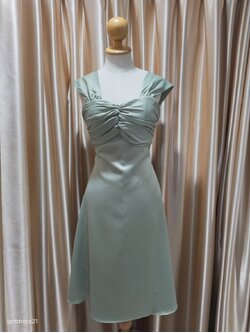 ราตรีสั้นมีสายคล้องแขนจับจีบผืนใหญ่ สีเขียว แต่งจีบอก เรียบหรู ไซส์ XL