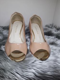 รองเท้าสีครีมหัวเปิด 37