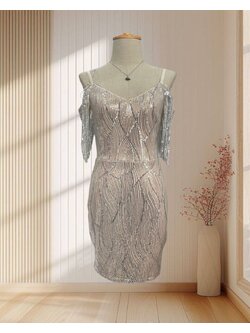 (PRE=LOVED) ราตรีสั้นปักเลื่อมสีเงิน ปาดไหล่ พริ้วๆ ไซส์ S