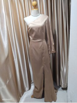 (PRE-LOVED) ราตรียาวสีน้ำตาลแขนยาวข้างเดี่ยวผ่าข้าง ไซส์ M