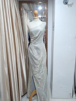 ชุดราตรียาวสีทองกลิตเตอร์ ไหล่เบี่ยงเอวจีบ (M)