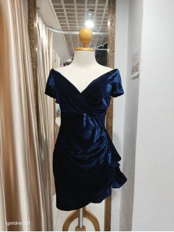 (PRE-LOVED) ราตรีสั้นสีกรมกำมะหยี่ปาดไหล่คอวี M มือ2