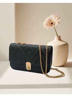 กระเป๋าหนังสีดำ ทรงกล่อง พร้อมสายสะพายสีทอง หรูหราแพง