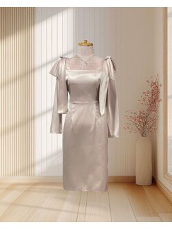 (PRE-LOVED) ราตรีสั้นสีโอวัลติน แขนยาวแต่งโบว์ไหล่ ไซส์ M