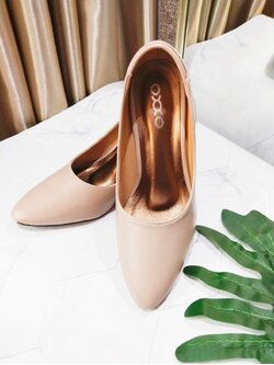 รองเท้าคัชชูสูง 2 นิ้วครึ่งสีครีม 40