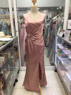 ราตรียาวสีชมพูแขนกุดป้ายเข็มกลัดผ้าเปเป้ (L)