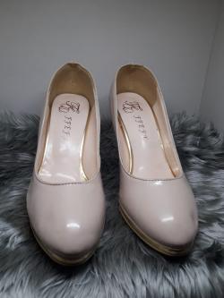รองเท้าสีครีมส้นสูง 37.5