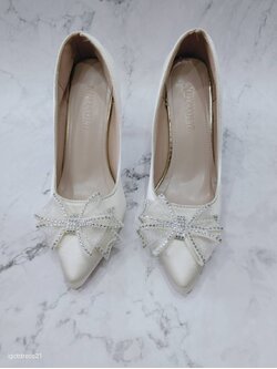 รองเท้าส้นสูงหน้าดอกไม้สีเบจ 38