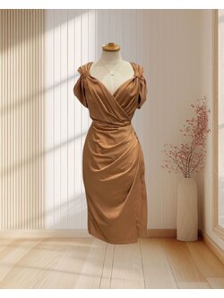 (PRE-LOVED) ราตรีสั้นสีน้ำตาลคาราเมล คอวี โอบแขน ทรงใหม่มาแรง ไซส์ M