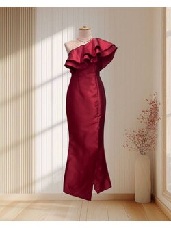 (PRE-LOVED) ราตรียาวสีแดง ผ้าไหมเทียม บ่าเฉียง แต่งระบาย ไซส์ S
