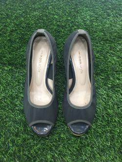 รองเท้าสีเทาเข้ม 36