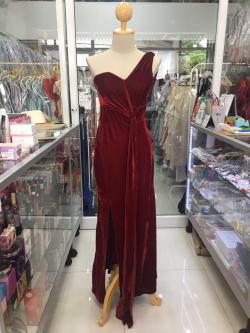 (PRE-LOVED) ราตรียาวสีแดงกำมะหยี่ไหล่ข้างเดียว (M)
