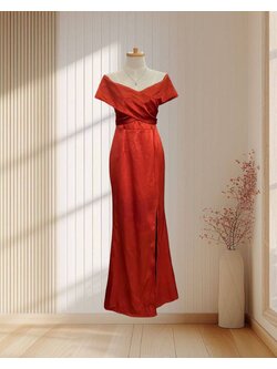 (PRE-LOVED) ราตรียาวสีส้ม ปาดไหล่ ผ้าเงาหนา ไซส์ L