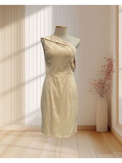 (PRE-LOVED) ราตรีสั้นสีครีม บ่าเฉียง ไซส์ S