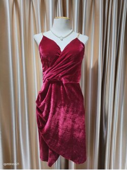 (PRE-LOVED) ราตรีสั้นสีแดงกำมะหยี่สายโซ่ทองคอวี S