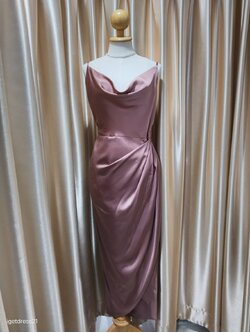 (PRE-LOVED) ชุดราตรียาวสายเดี่ยวถ่วงอกสีน้ำตาล M