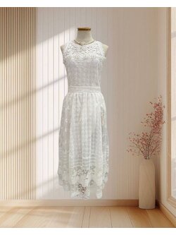 เดรสสั้นสีขาว แขนกุด ผ้าลูกไม้ แต่งลูกปัดไข่มุกช่วงอก ไซส์ S