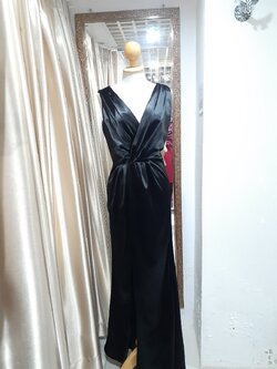 (PRE-LOVED) ชุดราตรียาวสีดำ คอวี (M)