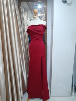 ชุดราตียาวสีแดงไวน์ปาดไหล่เฉียง (S)