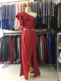 (PRE-LOVED) ราตรียาวสีแดงไหล่เฉียงระบาย (M)