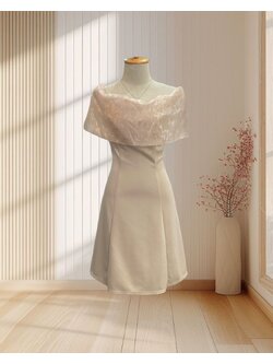 (PRE-LOVED) ราตรีสั้นสีครีม แต่งระบายผ้าแก้ว กระโปรงชายบาน ไซส์ XL