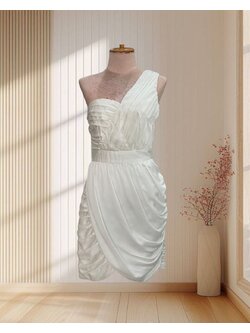 (PRE-LOVED) ราตรีสั้นสีขาว ผ้าร่ม บ่าเฉียง แต่งจีบขนมชั้นด้านหลัง ไซส์ S