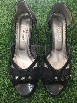 รองเท้าสีดำ 38