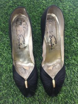 รองเท้าสีดำ 42