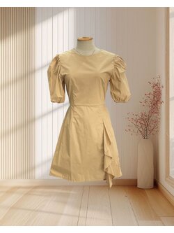 (PRE-LOVED) เดรสสั้นสีครีม โชว์หลังผูกโบว์ ผ้ายับ ไซส์ S