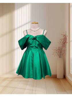 (NEW) ราตรีสั้นสีเขียว สไตล์เวียดนาม ปาดไหล่ กระโปรงบาน ไซส์ S