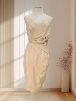 (PRE-LOVED) ราตรีสั้นสีครีม สายเดี่ยวคอวี แต่งจีบตรงเอว เซ็กซี่เล็กๆ ไซส์ S