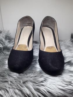 รองเท้าสีดำเลื่อมส้นสูง 38