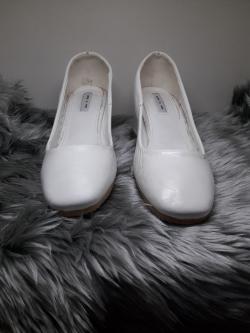 รองเท้าสีขาว 37