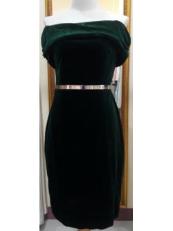 (PRE-LOVED) ชุดราตรีสั้นสีเขียวปาดไหล่ผ้ากำมะหยี่ (L)