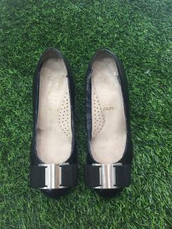 รองเท้าสีดำ 36.5