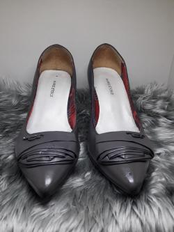 รองเท้าสีเทาหัวแหลมมีส้น 37.5