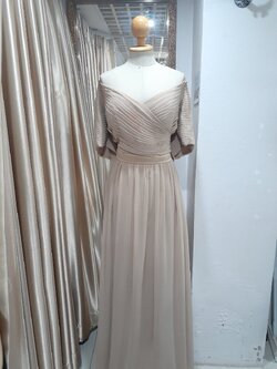 ชุดราตรียาวสีน้ำตาลปาดไหล่อกจับจีบมีแขนหลังสม็อค (3XL) มือ2