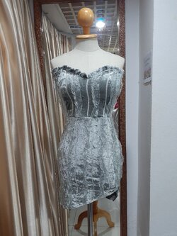 ชุดราตรีสั้นสีเทากำมะหยี่ เกาะอกแต่งลูกไม้