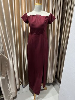 (PRE-LOVED) ยาวแดงปาดไหล่แขนกระบอกแหวก M